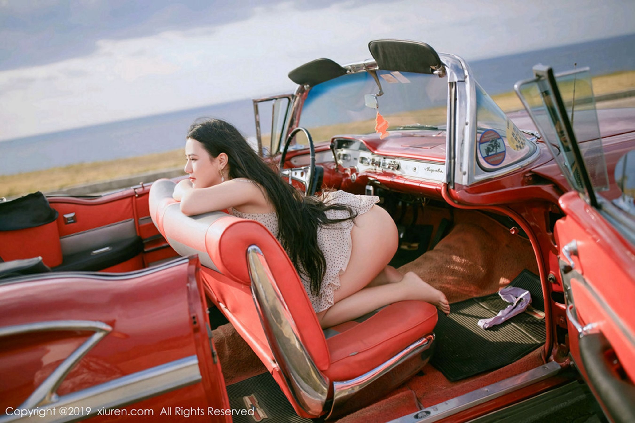 Manuela玛鲁娜《复古车外拍下的无可比拟美臀》 [秀人XIUREN] No.1463 写真集