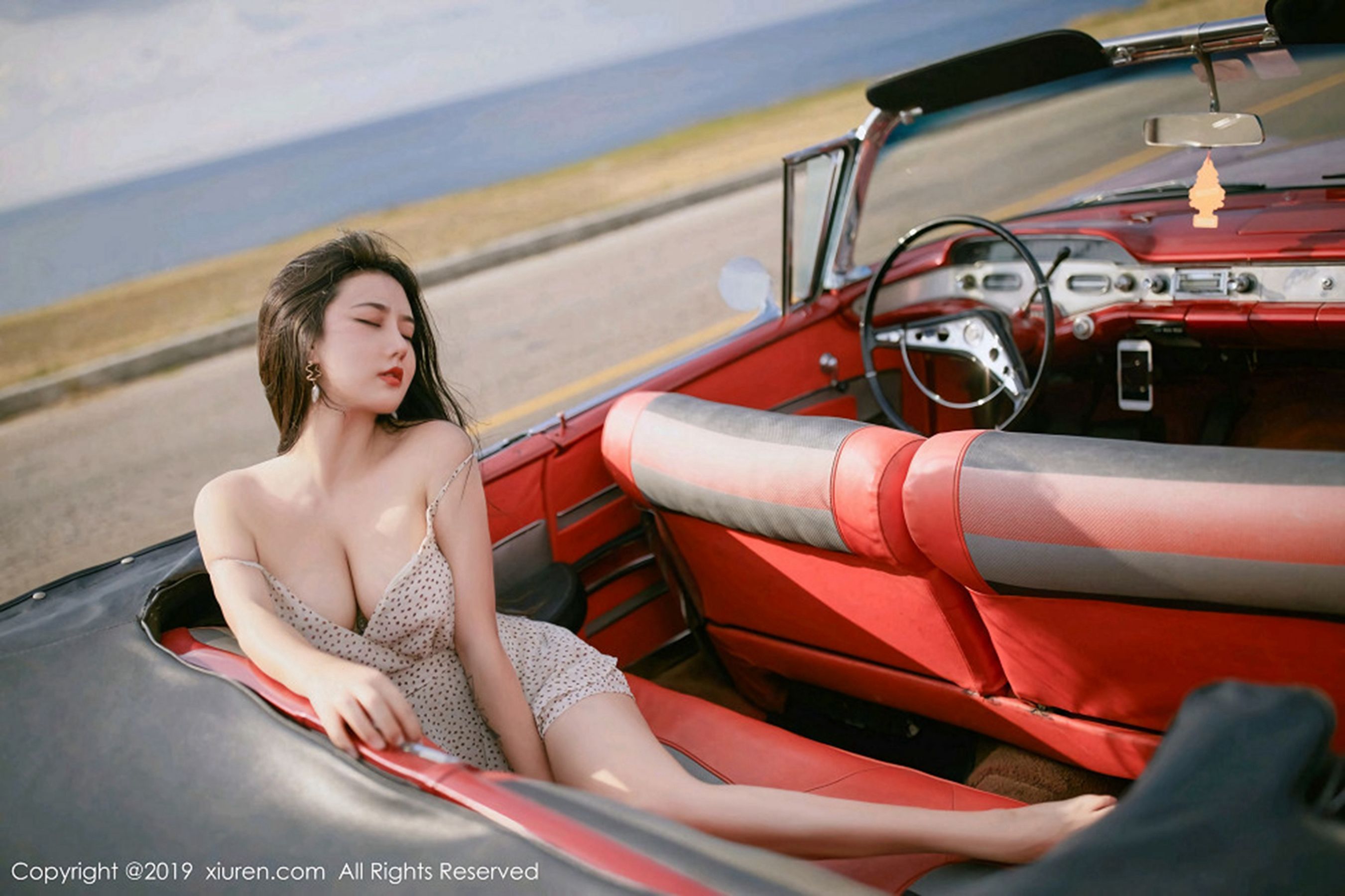 Manuela玛鲁娜《复古车外拍下的无可比拟美臀》 [秀人XIUREN] No.1463 写真集