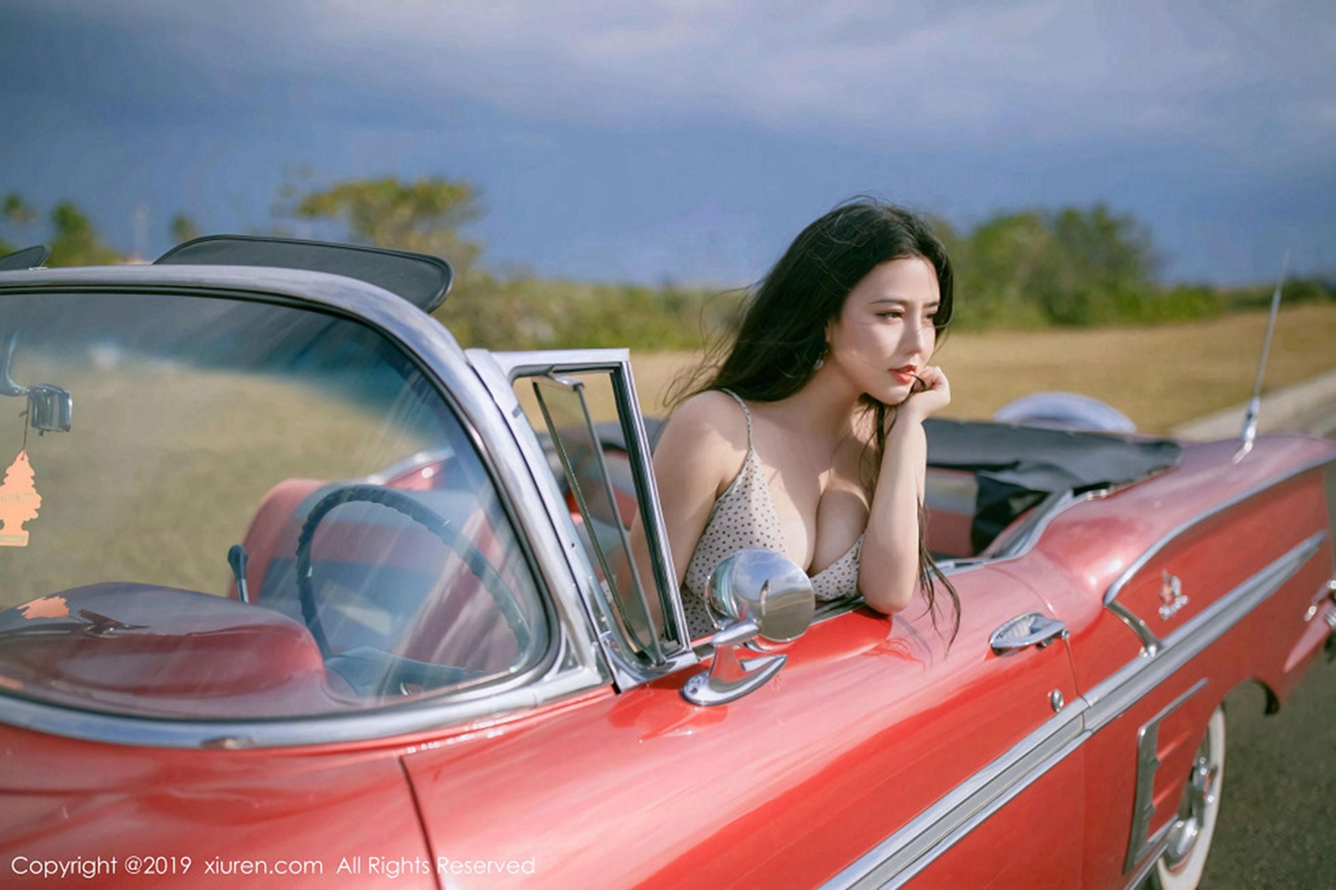 Manuela玛鲁娜《复古车外拍下的无可比拟美臀》 [秀人XIUREN] No.1463 写真集