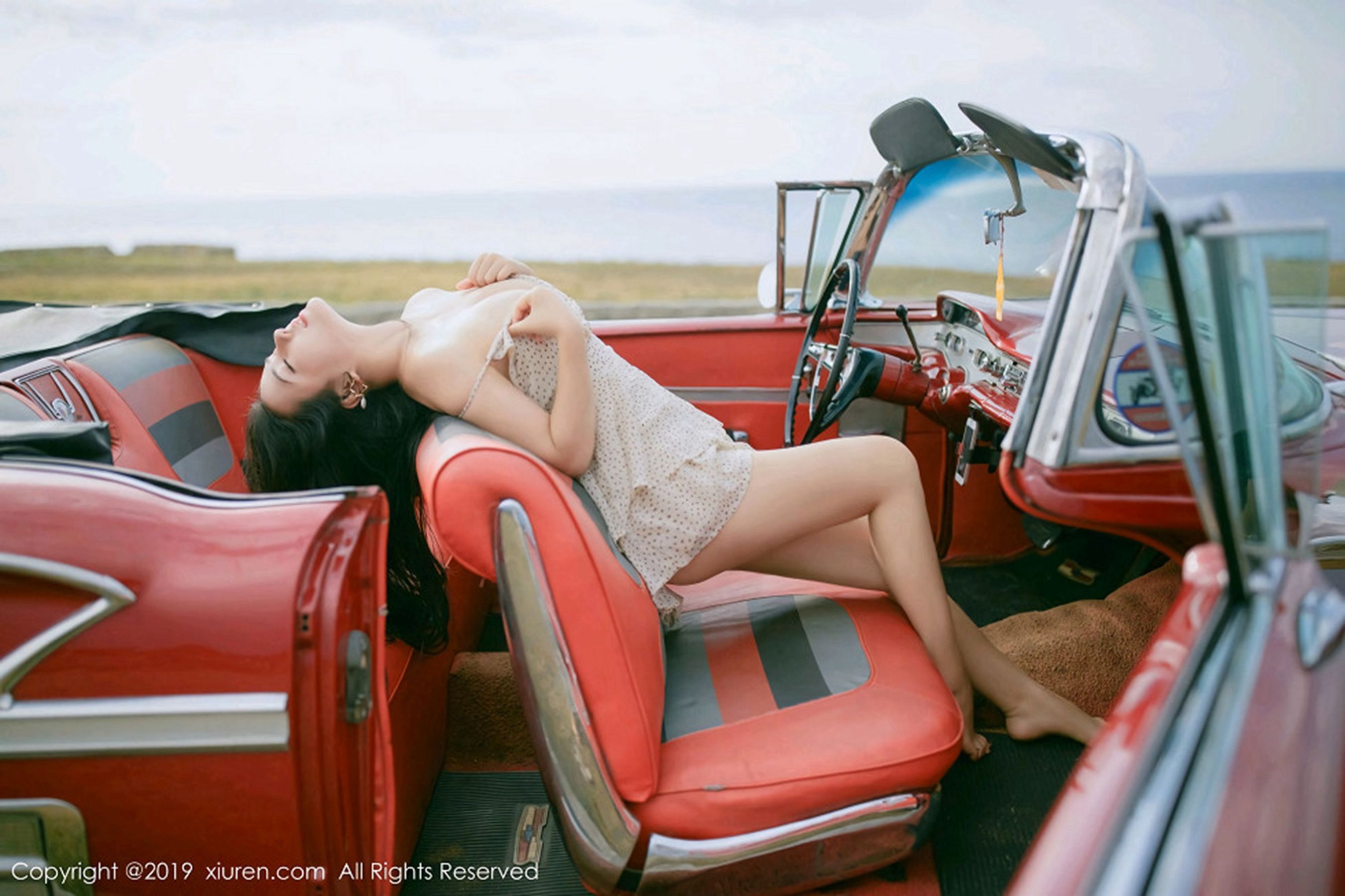 Manuela玛鲁娜《复古车外拍下的无可比拟美臀》 [秀人XIUREN] No.1463 写真集