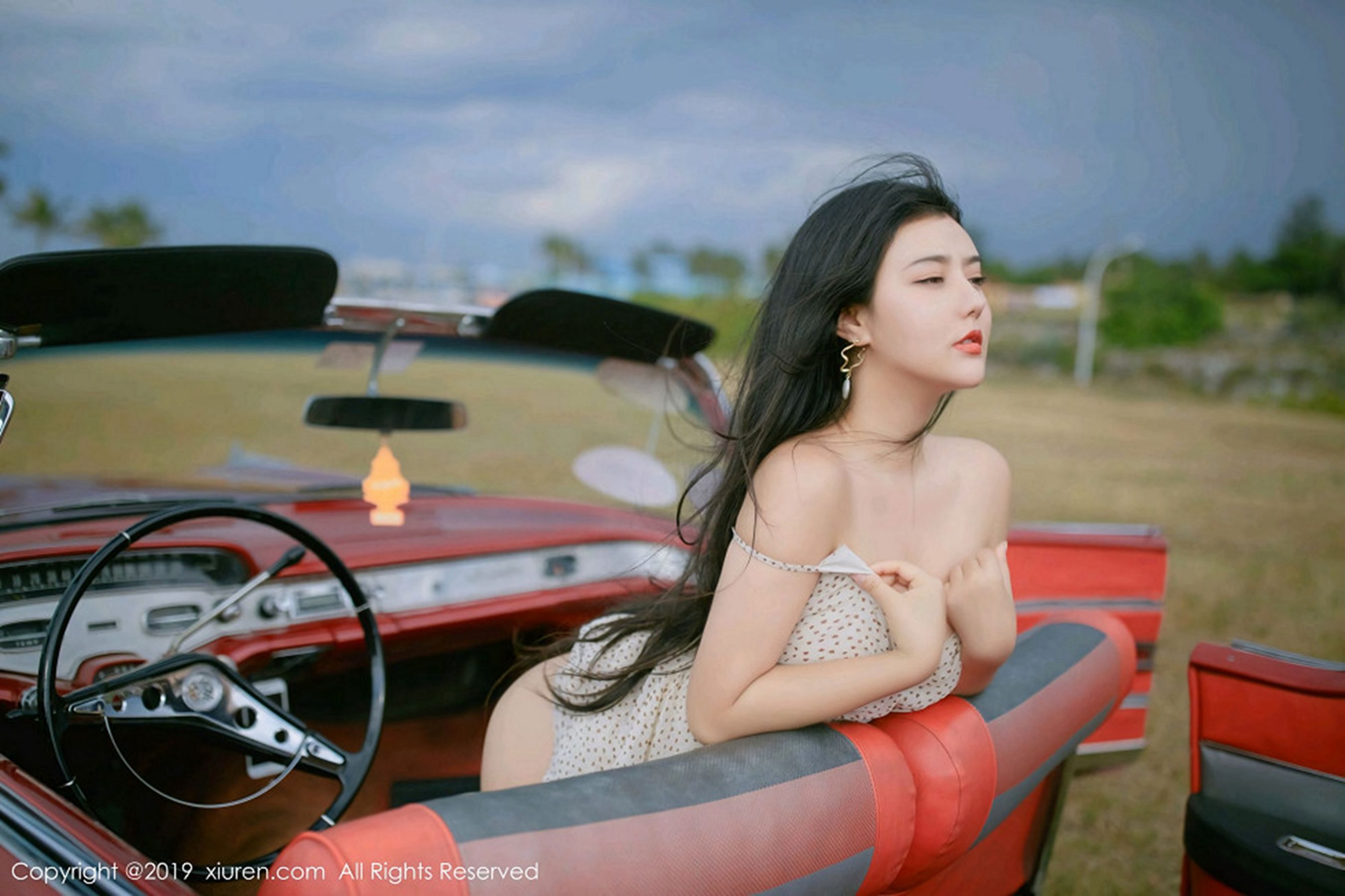 Manuela玛鲁娜《复古车外拍下的无可比拟美臀》 [秀人XIUREN] No.1463 写真集