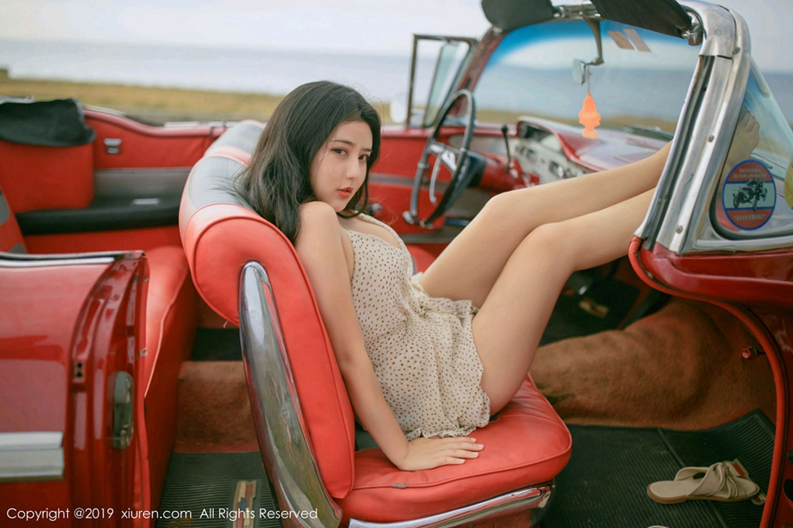 Manuela玛鲁娜《复古车外拍下的无可比拟美臀》 [秀人XIUREN] No.1463 写真集