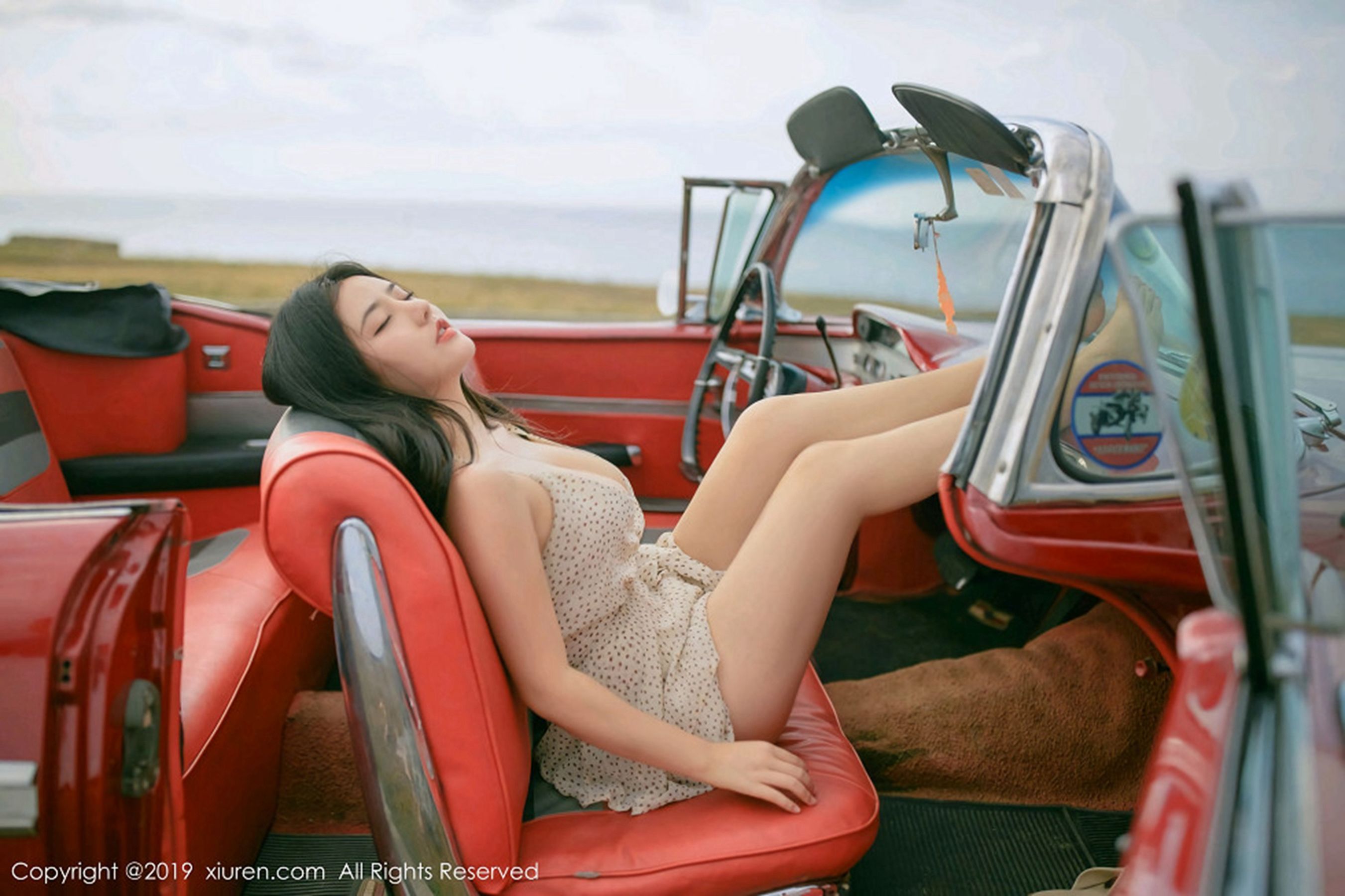 Manuela玛鲁娜《复古车外拍下的无可比拟美臀》 [秀人XIUREN] No.1463 写真集