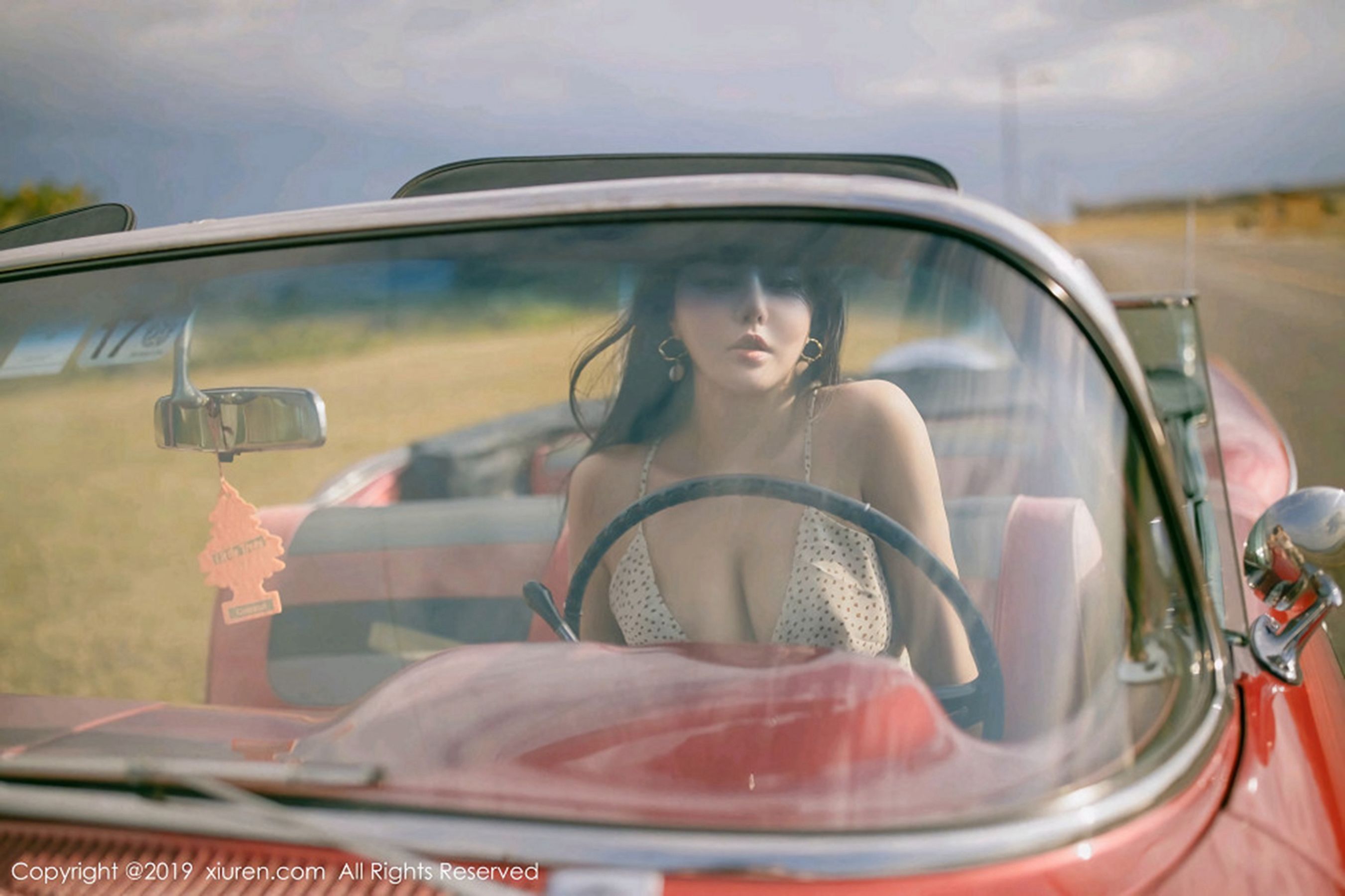 Manuela玛鲁娜《复古车外拍下的无可比拟美臀》 [秀人XIUREN] No.1463 写真集