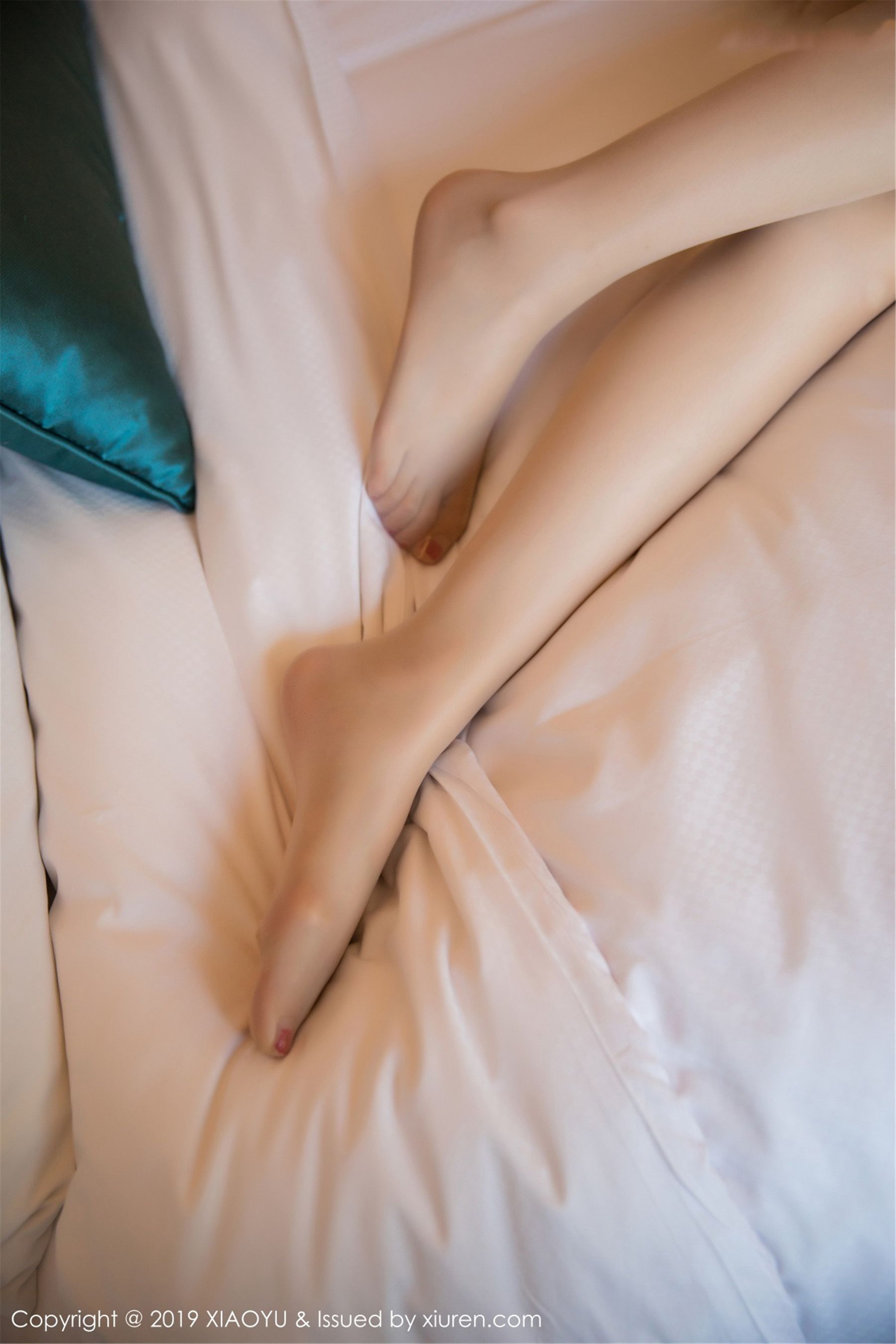 Angela喜欢猫《隐约之下的丝袜美腿玉足》 [语画界XIAOYU] Vol.052 写真集