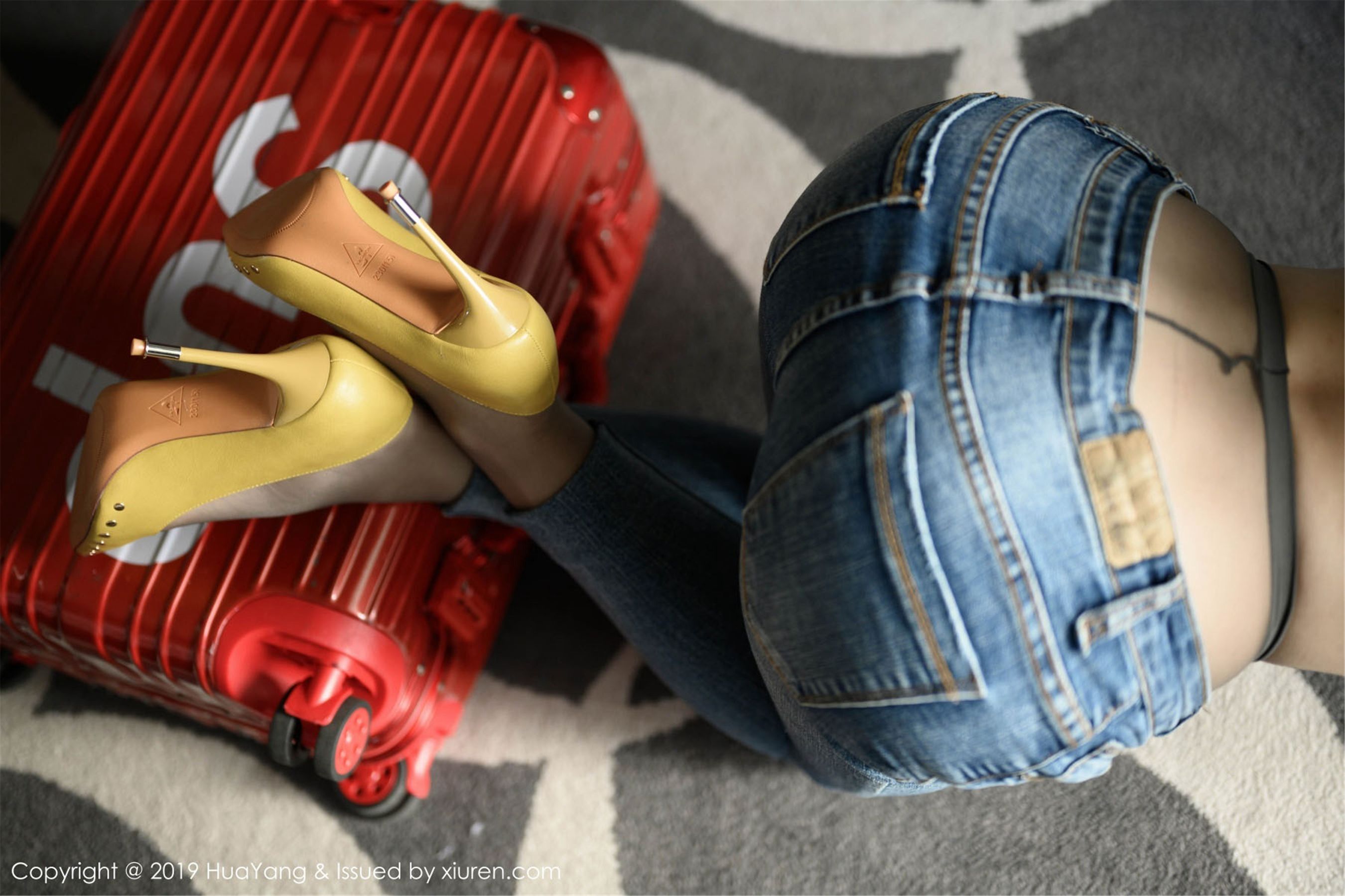 周于希Sandy《牛仔裤与朦胧丝袜真空演绎》 [花漾HuaYang] Vol.150  写真集