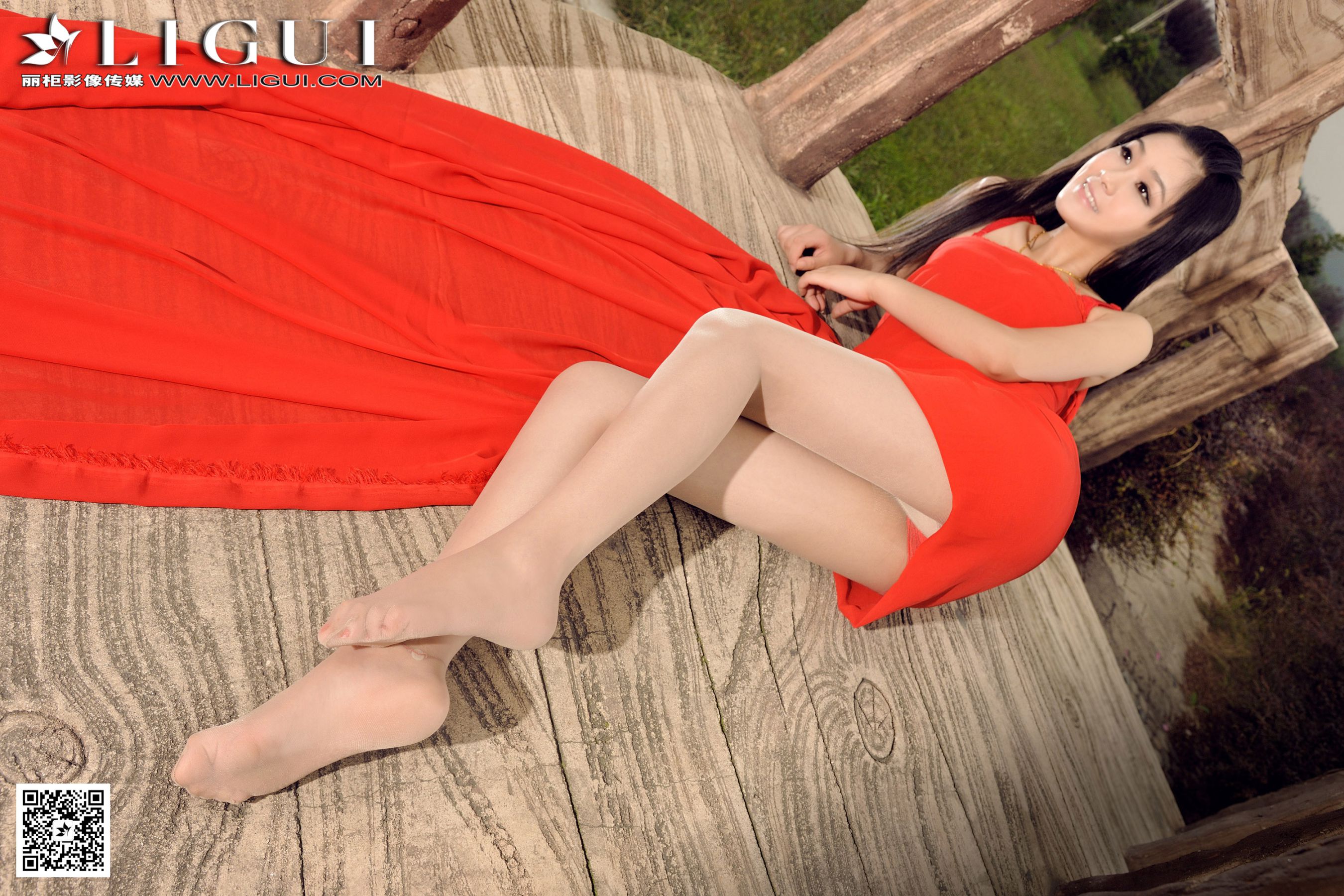 Model 凌凌《古典红裙系列》上下全集 [丽柜] 丝足写真集