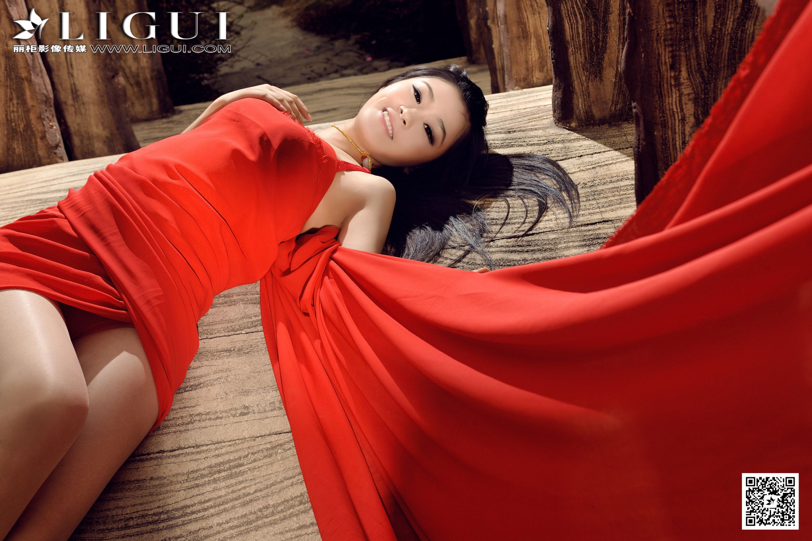 Model 凌凌《古典红裙系列》上下全集 [丽柜] 丝足写真集