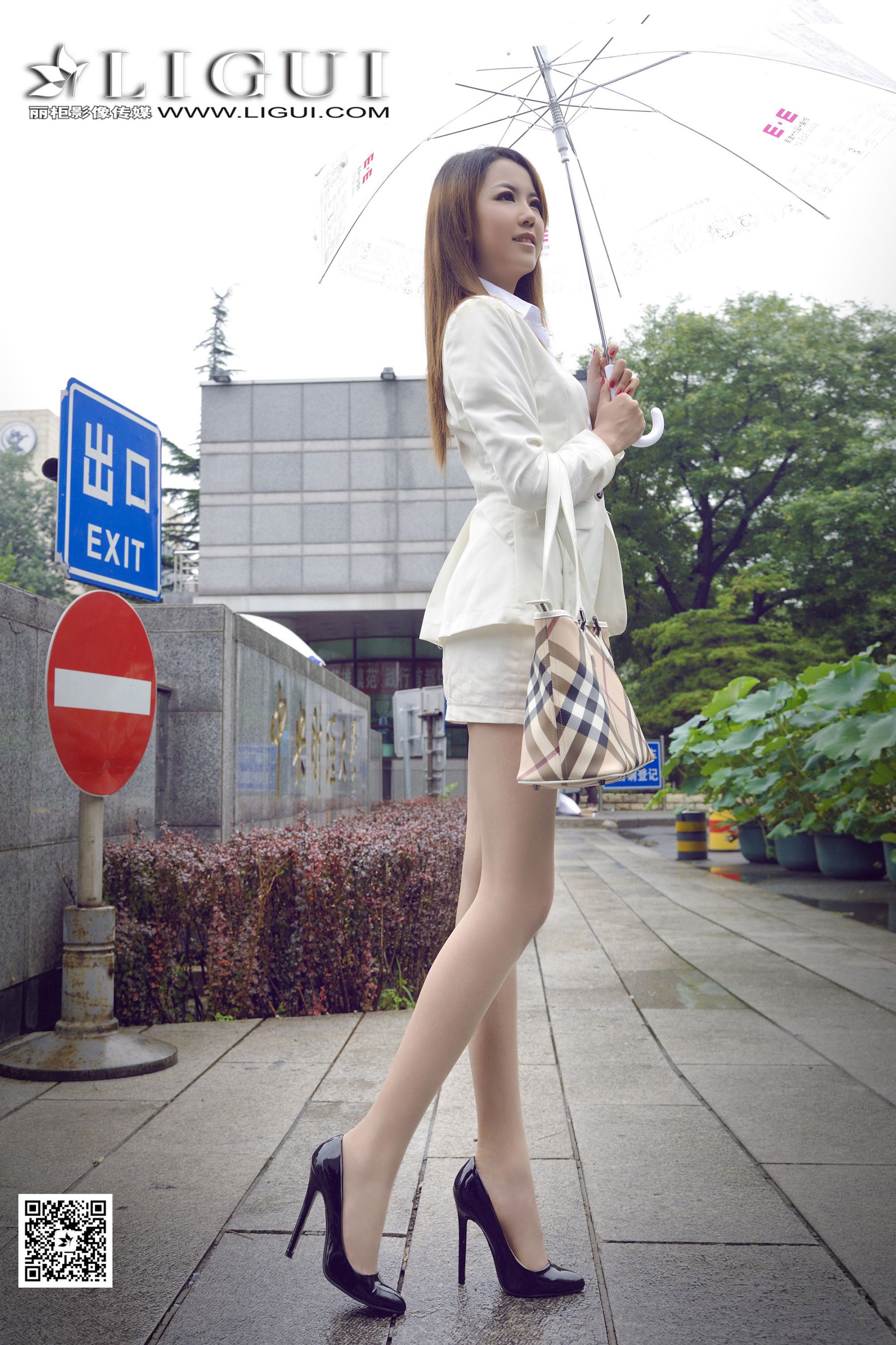 可馨《下雨天街拍OL》 [丽柜] 美腿丝足写真集