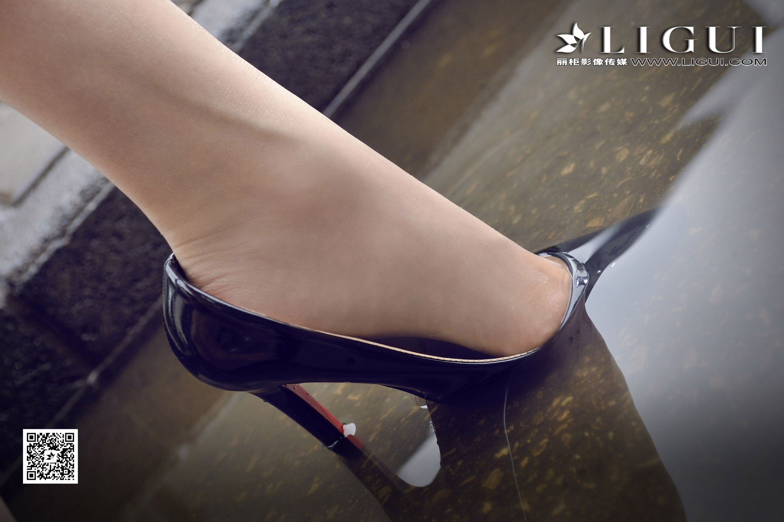 可馨《下雨天街拍OL》 [丽柜] 美腿丝足写真集