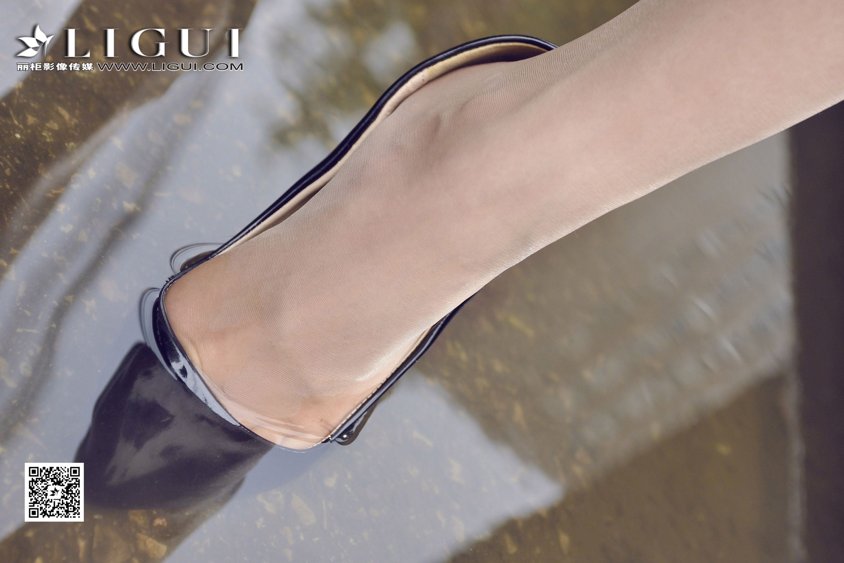 可馨《下雨天街拍OL》 [丽柜] 美腿丝足写真集