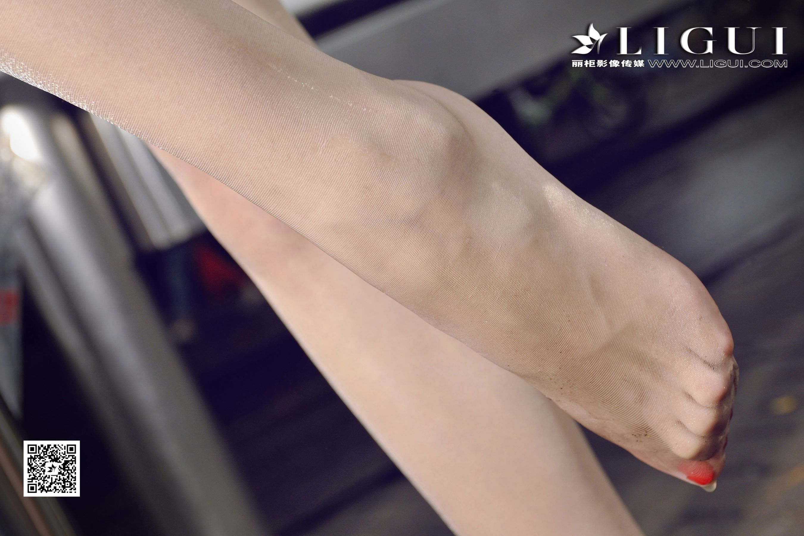 可馨《下雨天街拍OL》 [丽柜] 美腿丝足写真集