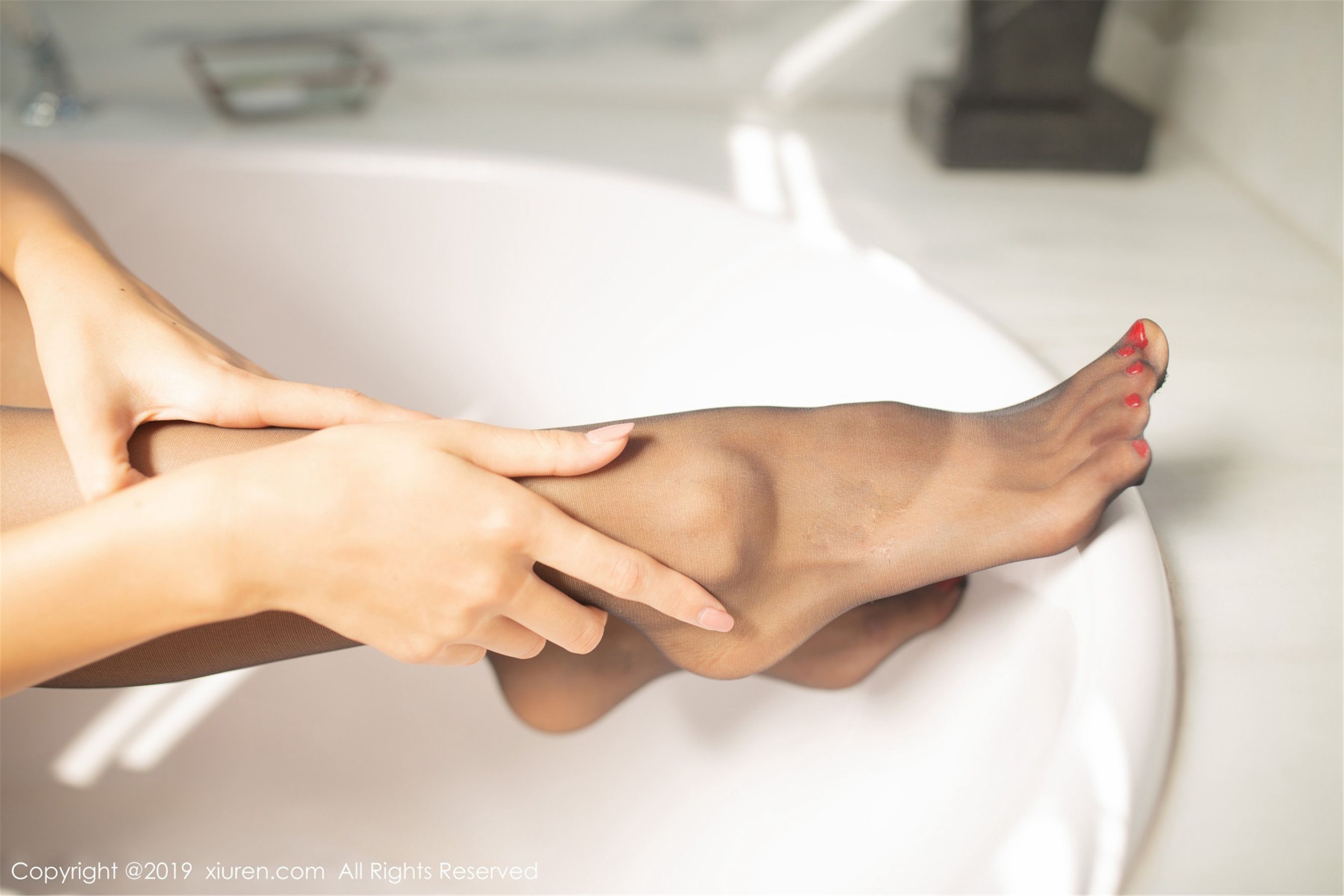 艺蕾《黑色高开长裙下的黑丝美腿》 [秀人XIUREN] No.1568 写真集