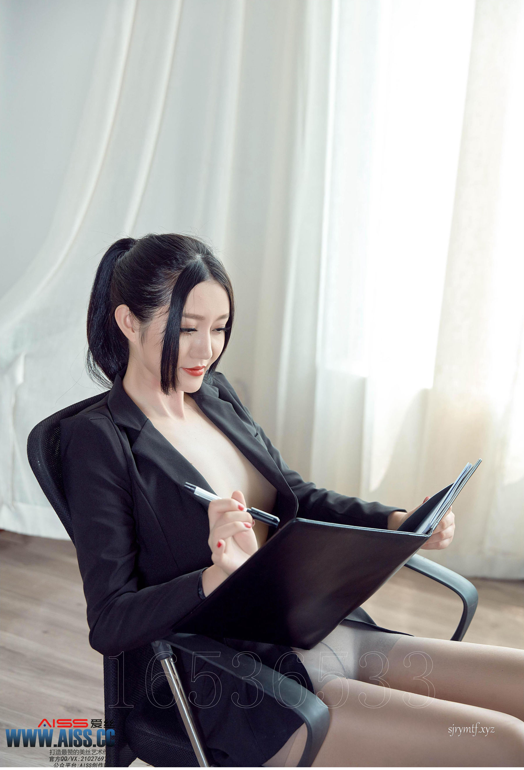 严佳丽《爱穿裤袜的上司》 [AISS爱丝] TR010 写真集