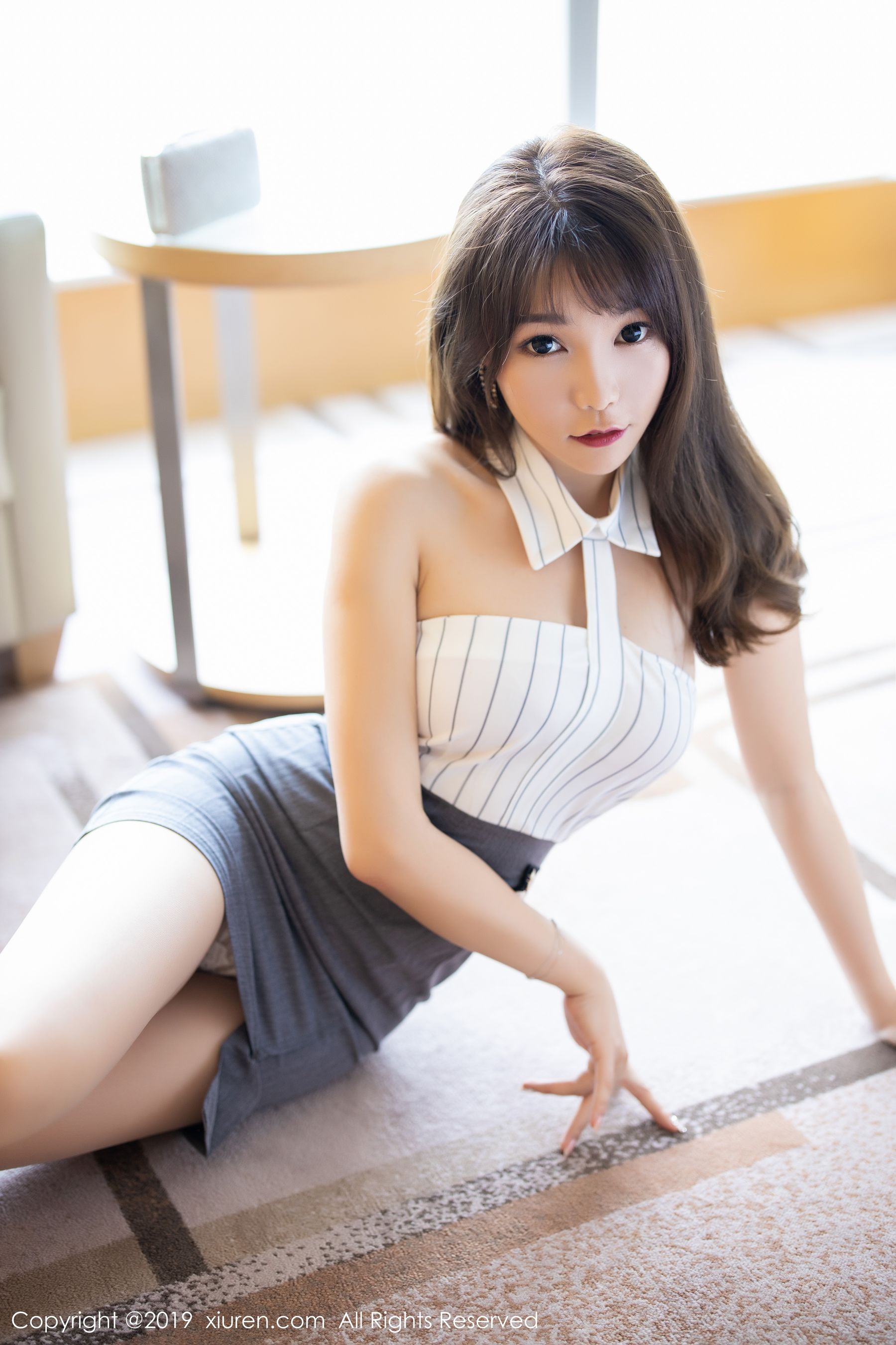 芝芝Booty《束胸内衣与现代丝袜下的芊芊美腿与美臀》 [秀人XiuRen] No.1637 写真集