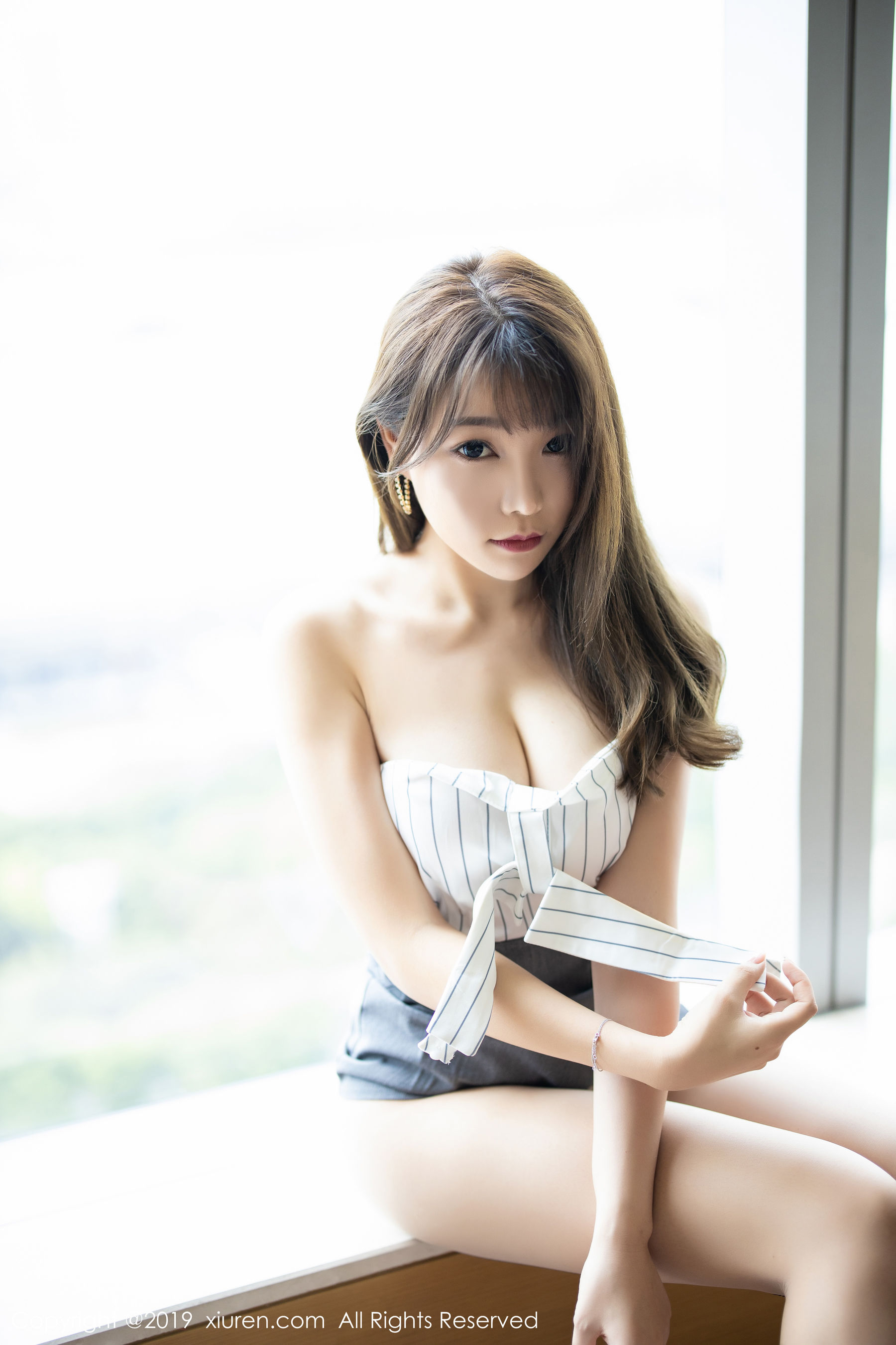 芝芝Booty《束胸内衣与现代丝袜下的芊芊美腿与美臀》 [秀人XiuRen] No.1637 写真集