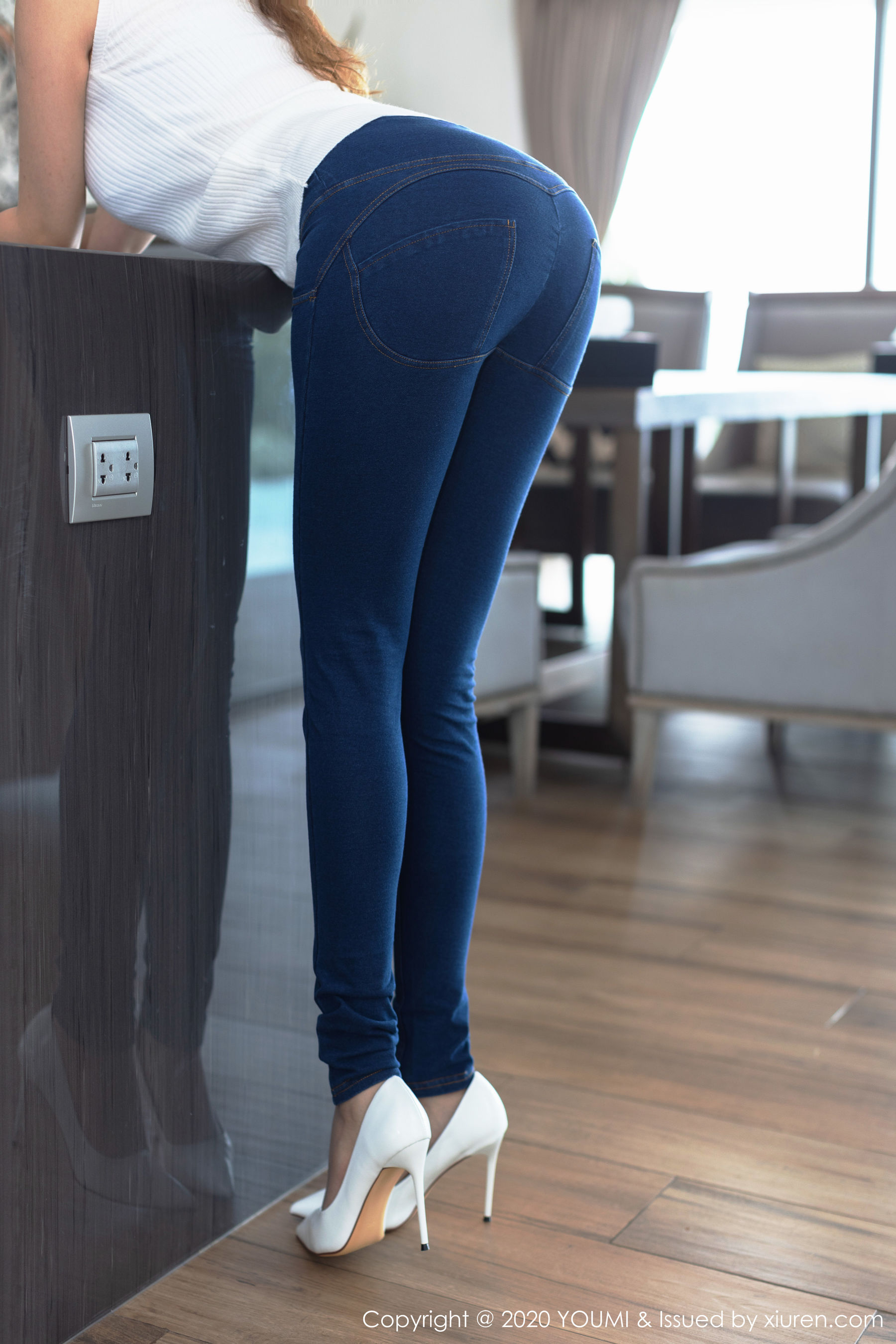 王雨纯《牛仔裤+眼镜OL丝袜》 [尤蜜荟YouMi] Vol.407 写真集