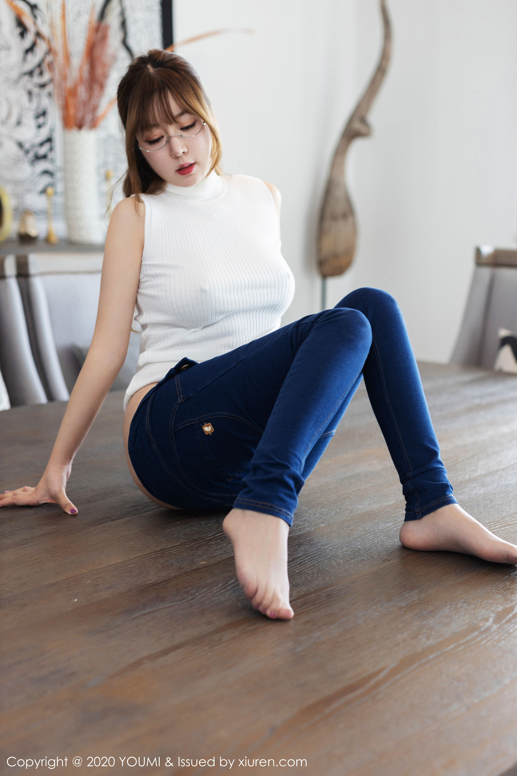 王雨纯《牛仔裤+眼镜OL丝袜》 [尤蜜荟YouMi] Vol.407 写真集