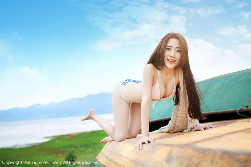 甜美女孩兜豆靓雪白比基尼配美乳好诱人