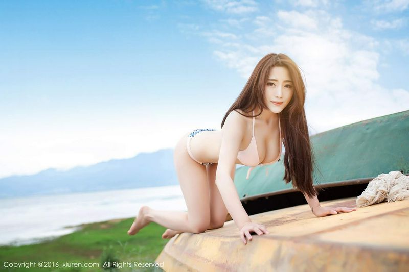 甜美女孩兜豆靓雪白比基尼配美乳好诱人