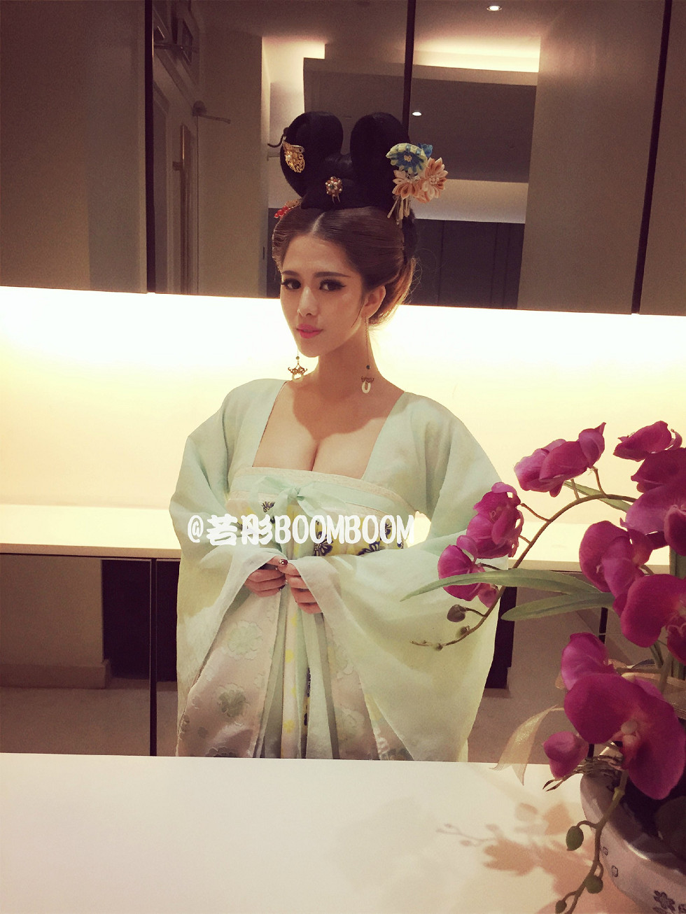 内地嫩模若彤boomboom丰乳大肥臀微博海量写真568P