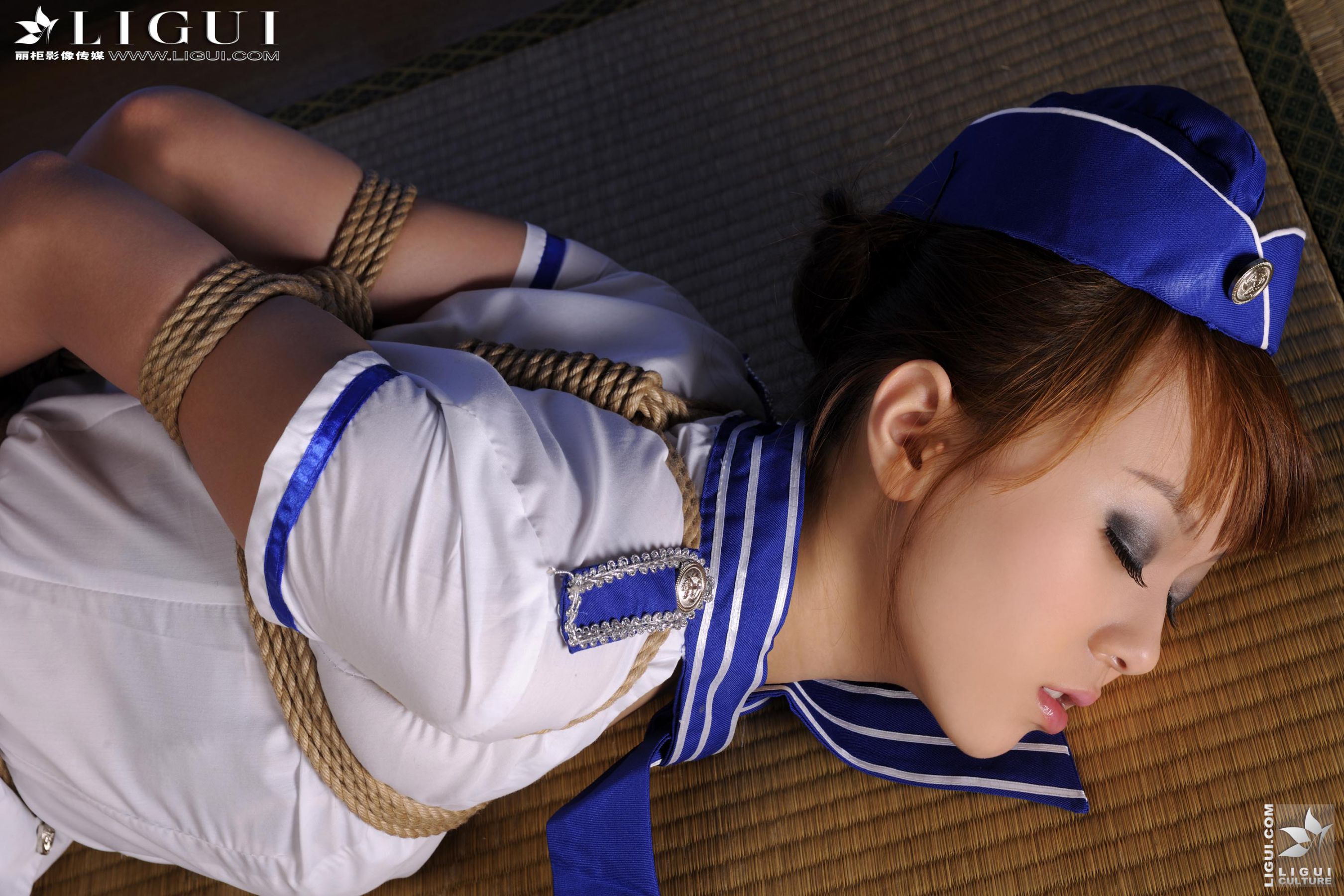 Model 桃子《空姐制服捆绑绳艺》 [丽柜美束LiGui] 美腿玉足写真图片