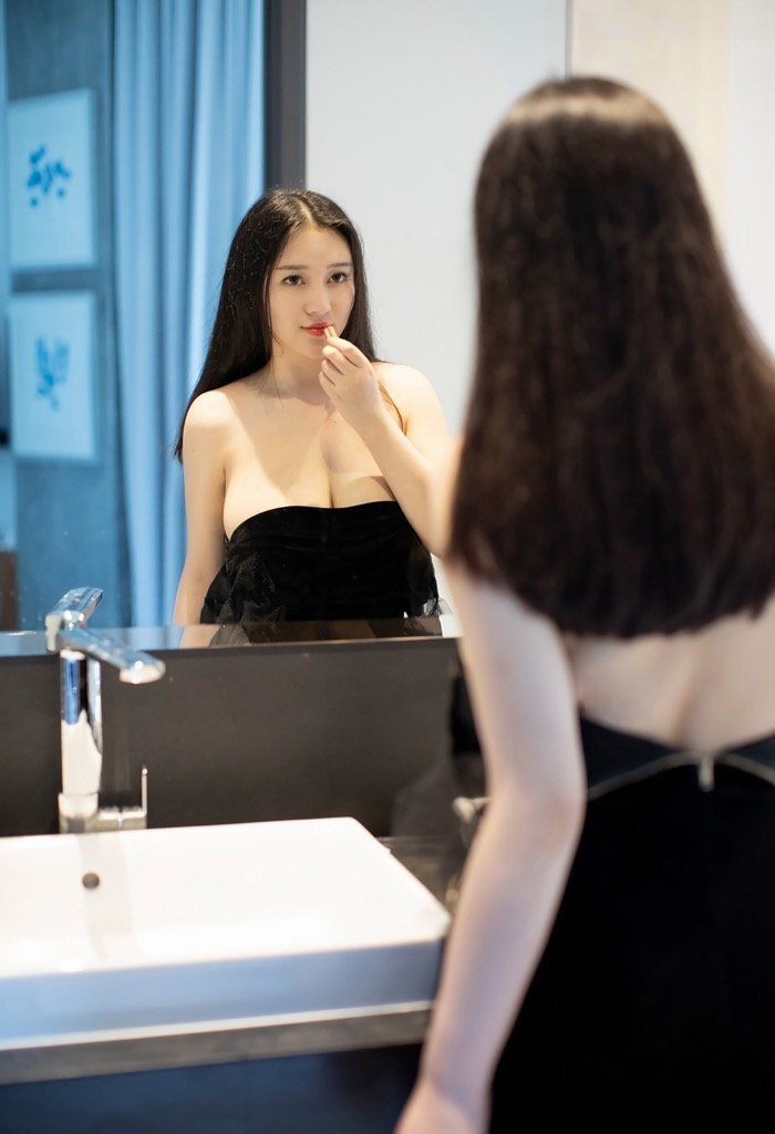 大胸女神恩一雪白玉兔诱人呈现 手捧巨乳再掀性感狂潮