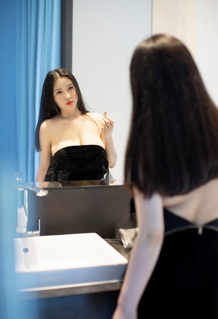 大胸女神恩一雪白玉兔诱人呈现 手捧巨乳再掀性感狂潮