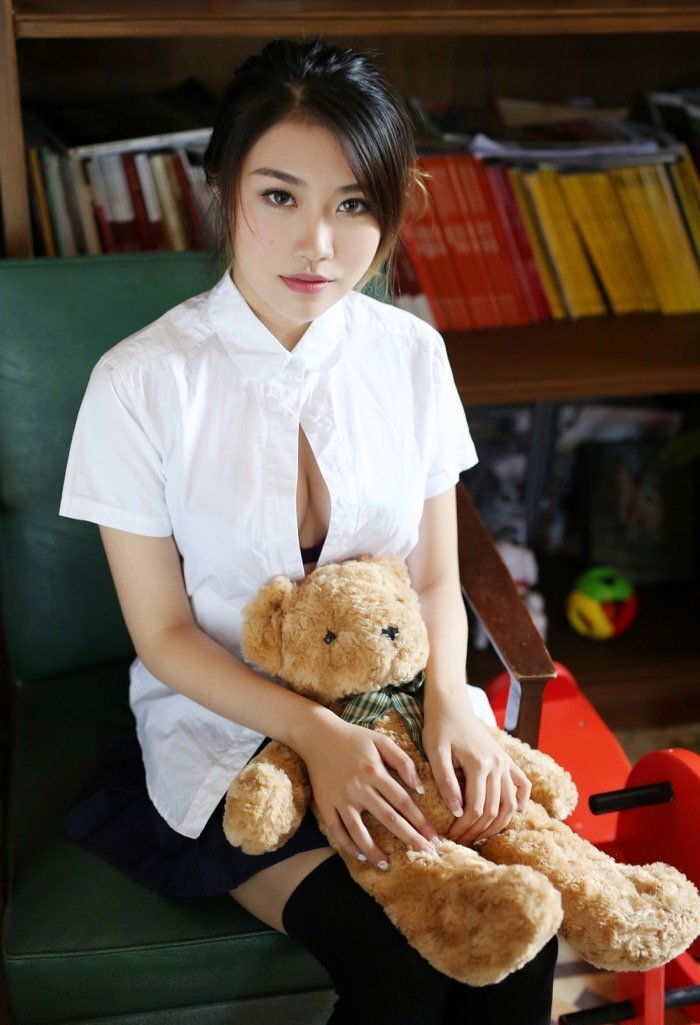 清纯似学妹,诱惑似老师 气质美女许诺Sabrina制服写真