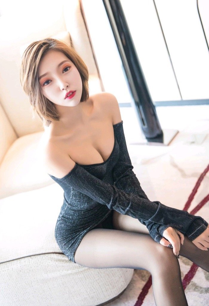 青春妩媚曼妙多姿 美女冯木木黑丝美腿足控福利不要错过