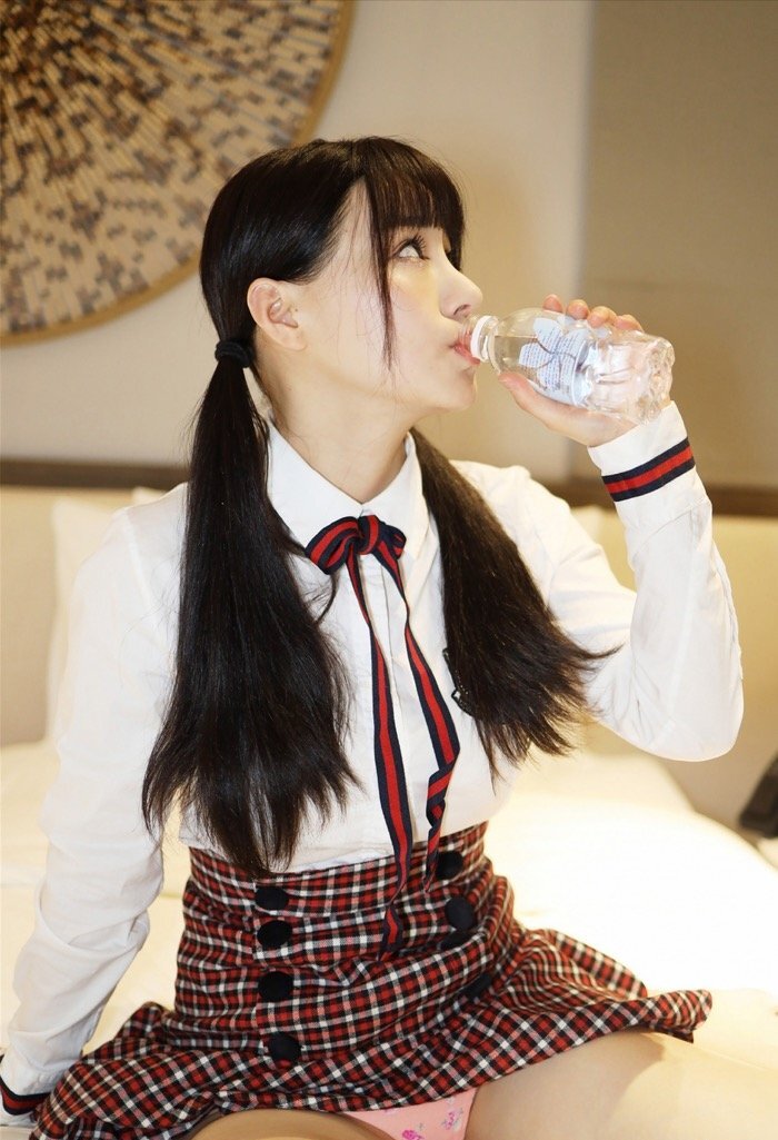 满足你的约炮幻想 甜美萌妹朱可儿学生装扮等你来撩