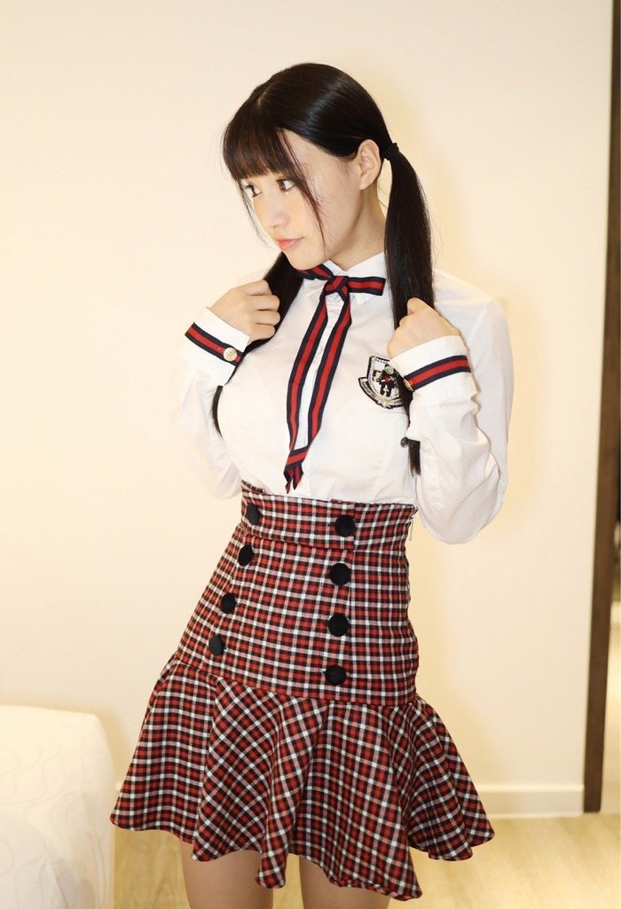 满足你的约炮幻想 甜美萌妹朱可儿学生装扮等你来撩