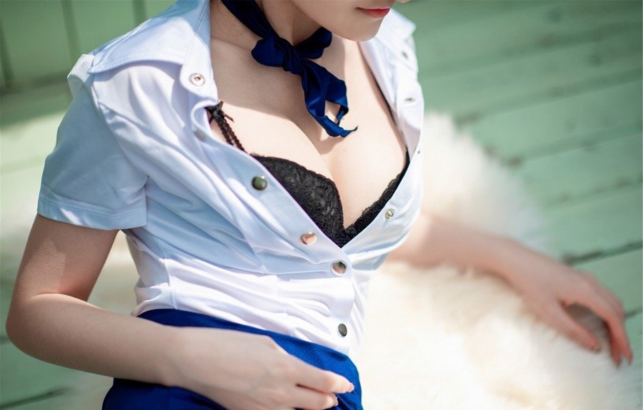 清纯不失性感 女神沈梦瑶空乘制服脱衣露胸