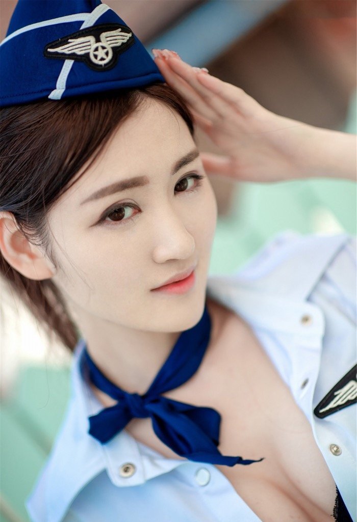 清纯不失性感 女神沈梦瑶空乘制服脱衣露胸