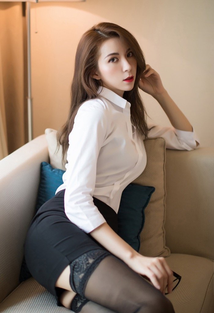 美女秘书宾馆脱衣诱惑 白衬衫黑丝袜一言难尽