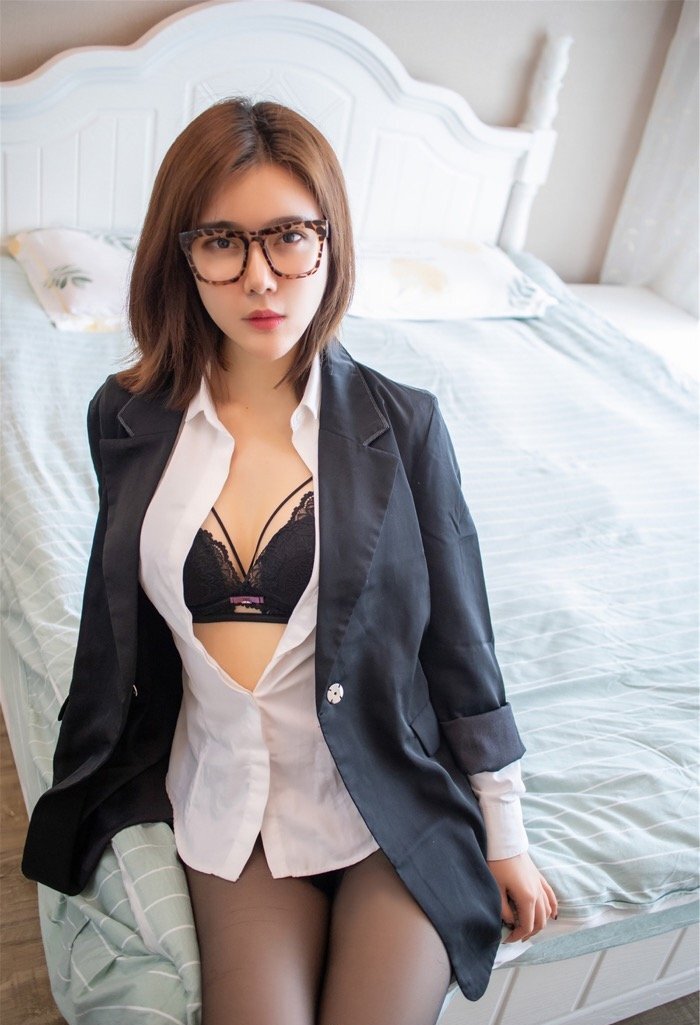 火辣尤物Yomi悠蜜黑丝诱惑 肥臀美乳香艳无比