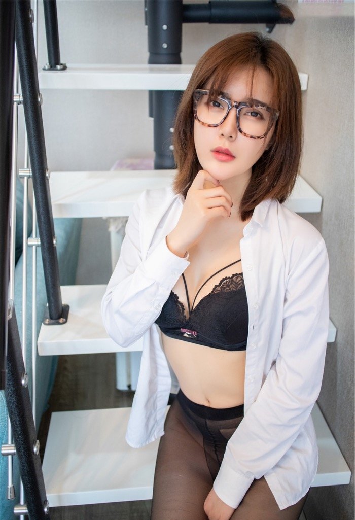 火辣尤物Yomi悠蜜黑丝诱惑 肥臀美乳香艳无比