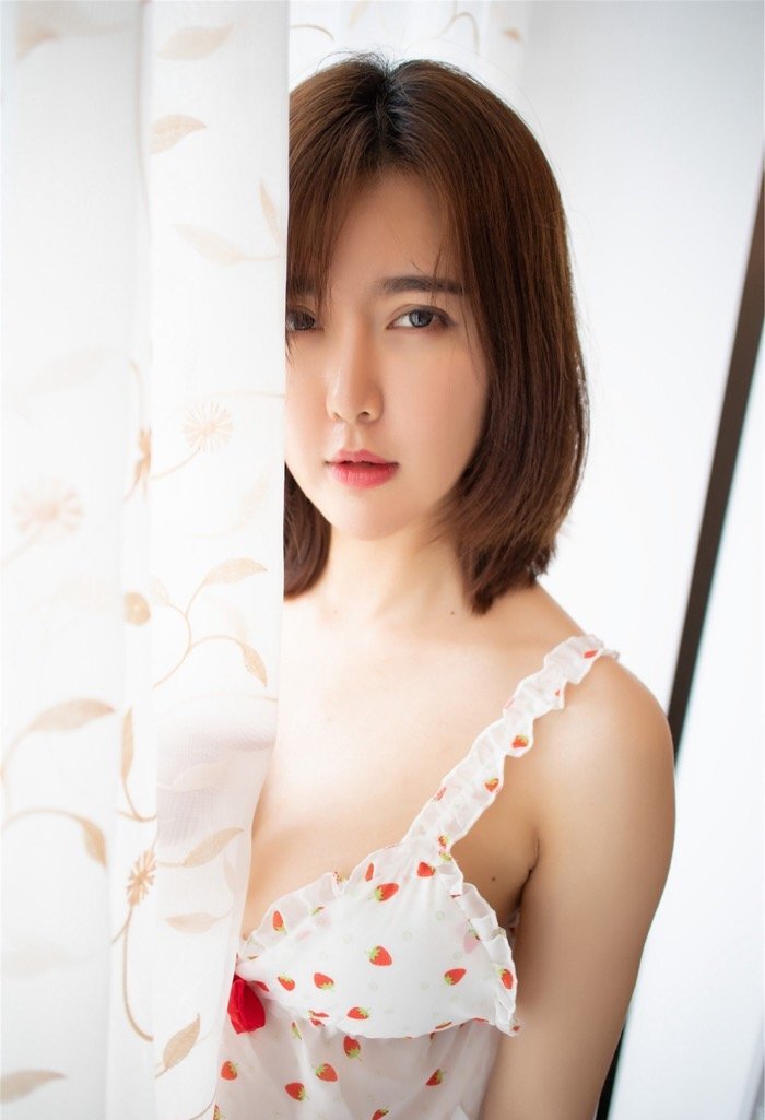 蜜桃美女Yomi悠蜜闺房私拍 大胆自摸释放激情