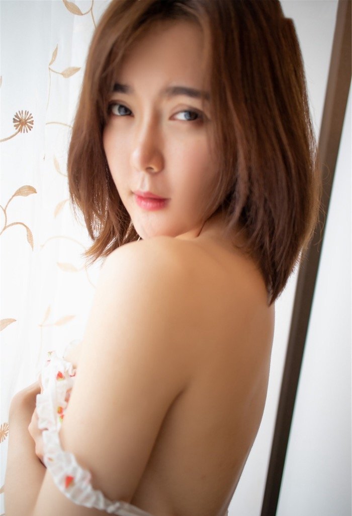 蜜桃美女Yomi悠蜜闺房私拍 大胆自摸释放激情