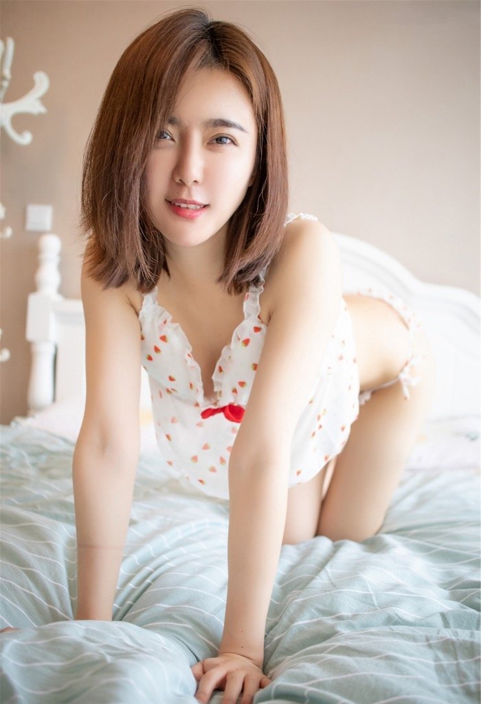 蜜桃美女Yomi悠蜜闺房私拍 大胆自摸释放激情