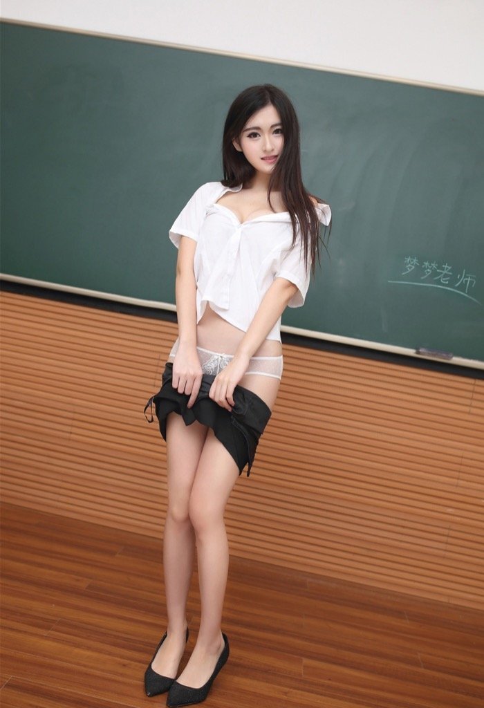 满足你对女老师的幻想 清纯人妻教室大胆露出