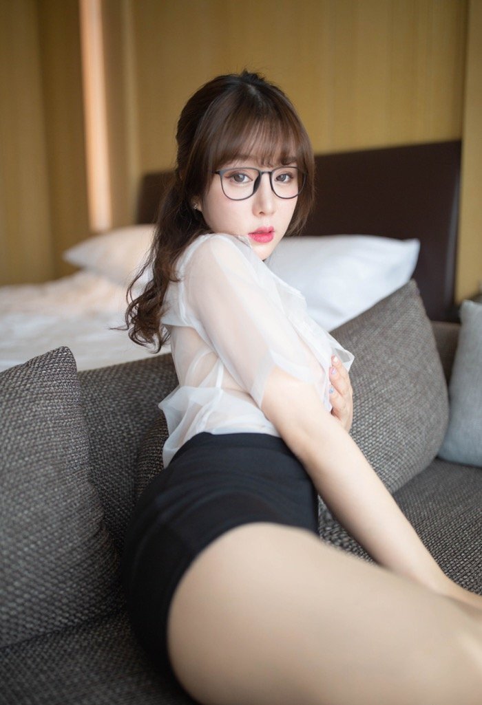 丝袜女秘书王语纯办公室诱惑 美腿玉足走光看透透