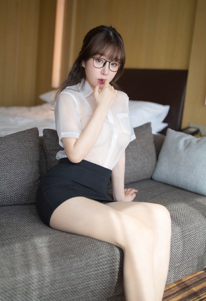 丝袜女秘书王语纯办公室诱惑 美腿玉足走光看透透