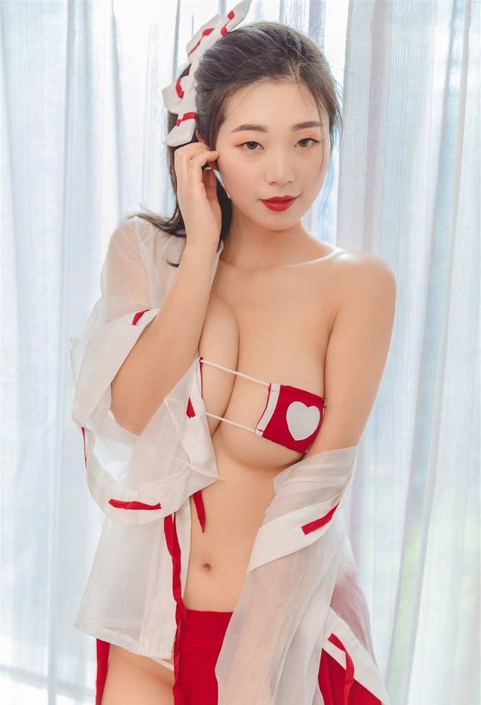 欲望人妻宋KIKI双眸妖媚暗送秋波，极品身材令人喷血