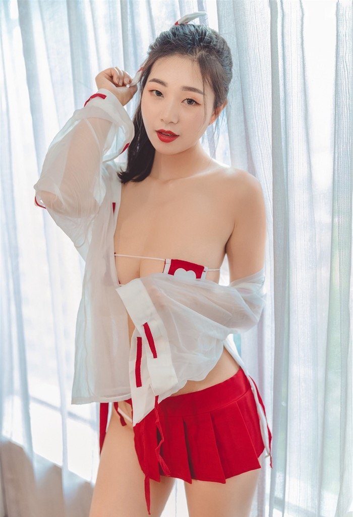 欲望人妻宋KIKI双眸妖媚暗送秋波，极品身材令人喷血