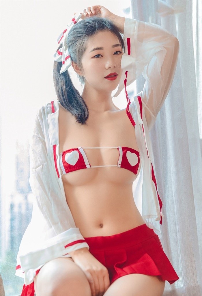 欲望人妻宋KIKI双眸妖媚暗送秋波，极品身材令人喷血