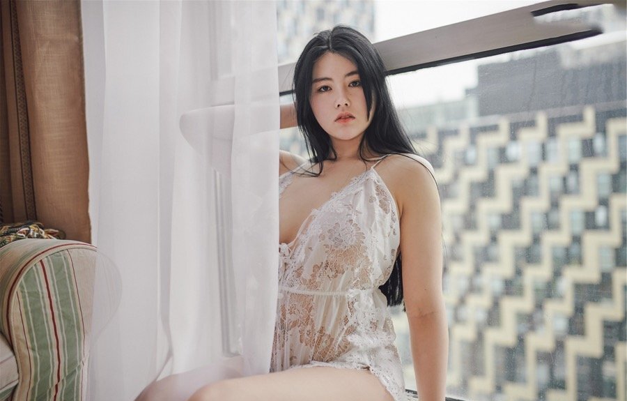 心醉神迷！性感美女娜露Selena白嫩丰胸半遮半掩