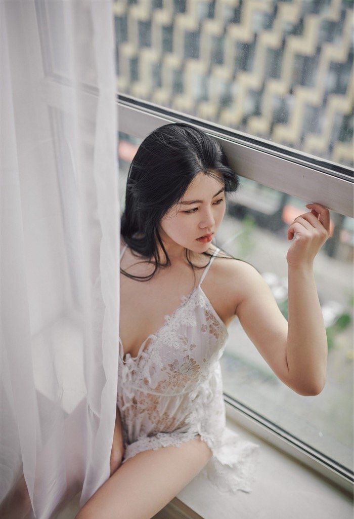 心醉神迷！性感美女娜露Selena白嫩丰胸半遮半掩