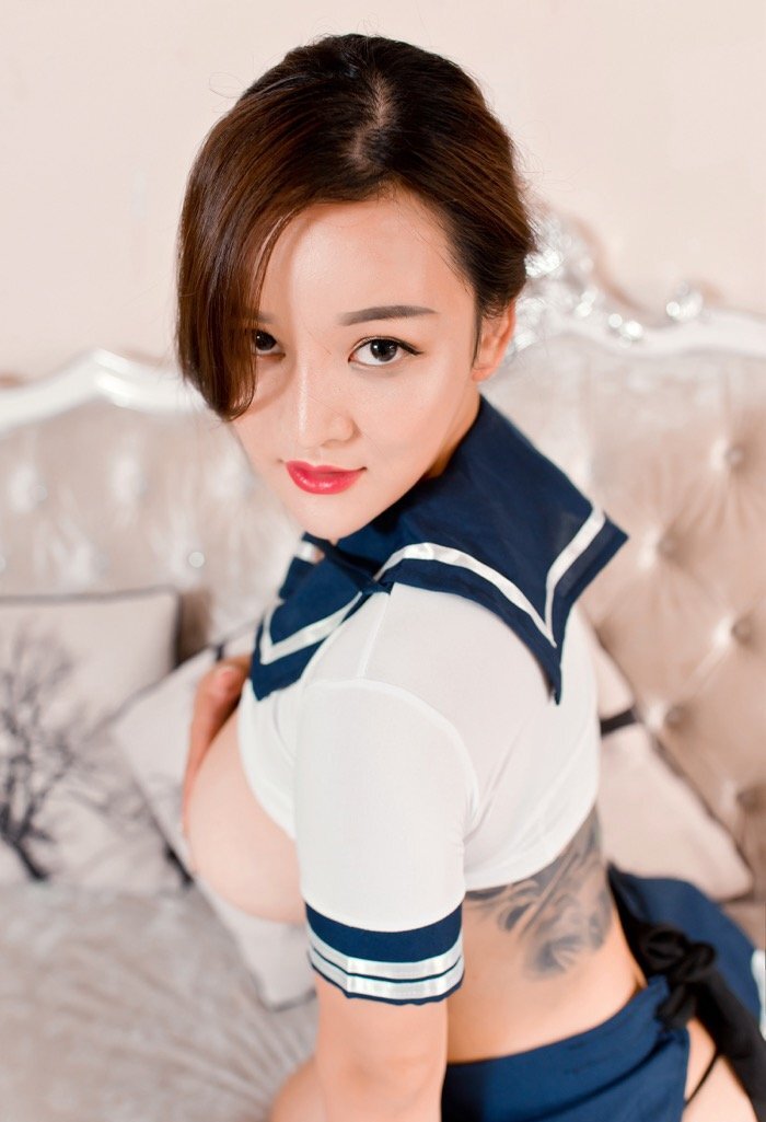 美女御姐潘琳琳JK制服露半球，抱乳自摸寂寞难耐