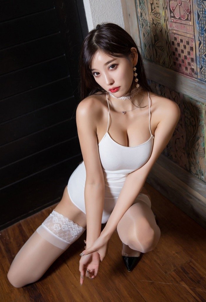 肤白貌美迷惑人心，绝色佳人杨晨晨妖娆身躯美艳十足